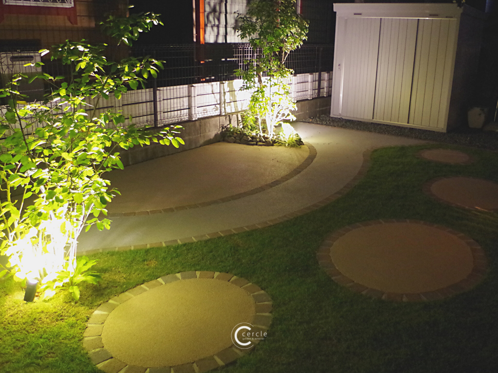 【鈴鹿市】夜はライトアップで見て楽しむお庭に変わるドッグラン（別角度）